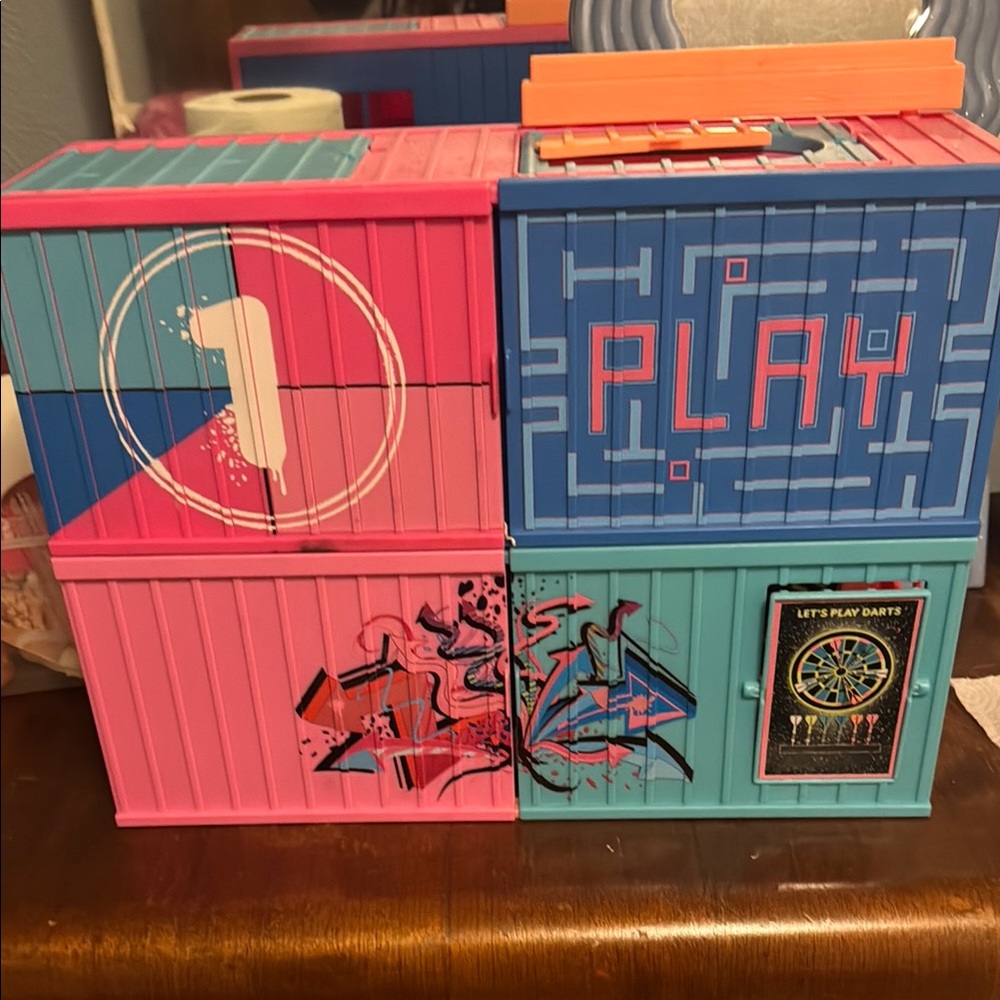 L.O.L. Surprise! Pink and Blue Playset